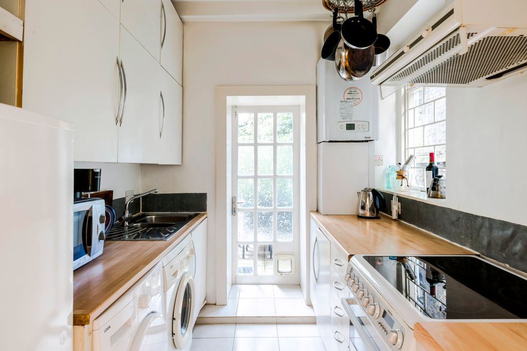 Property photo 2 of 10 Kitchen