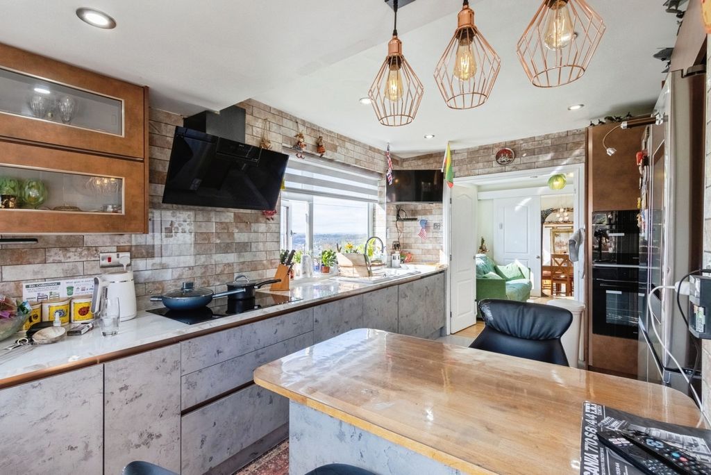 Property photo 3 of 25 Pbox-Img.Jpg