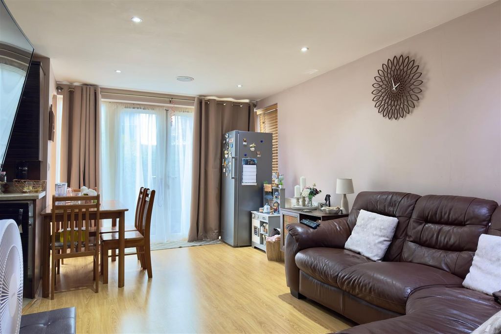 Property photo 2 of 8 10 Skyline Mews (4).Jpeg