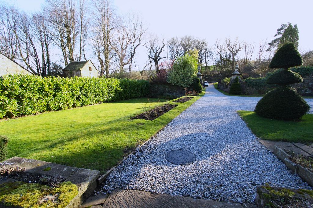 Property photo 2 of 33