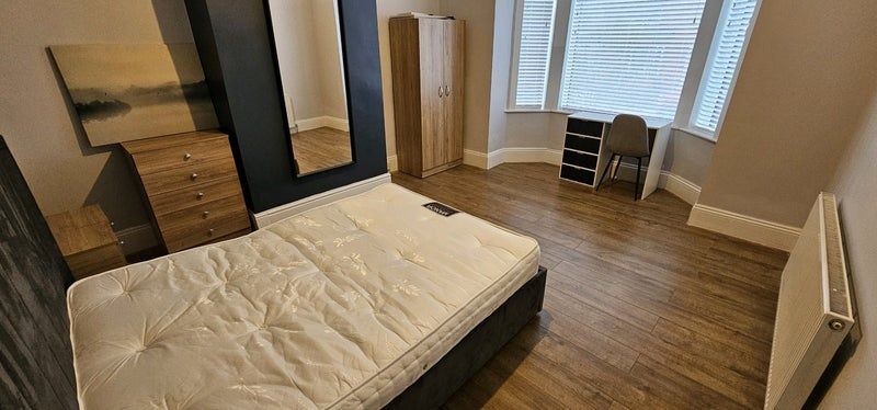 Property photo 3 of 9 A Bright And Tidy Double Bedroom Featuring A Woode...