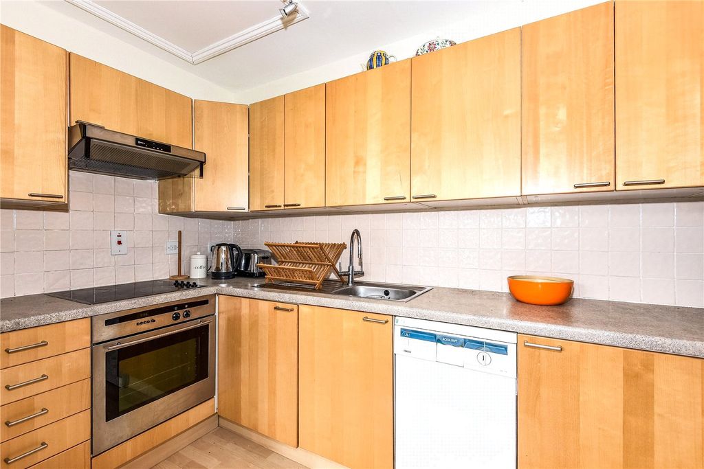 Property photo 3 of 9 Kitchen