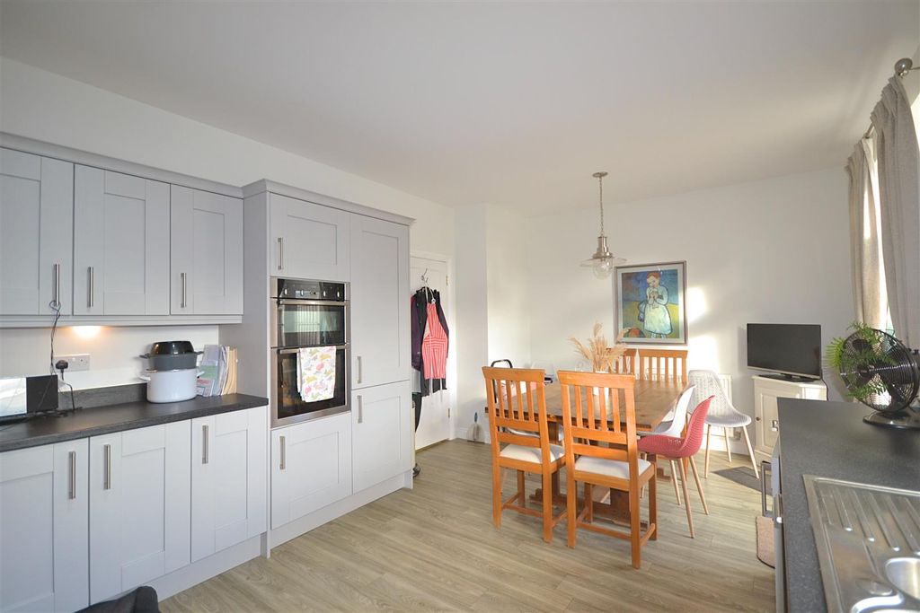 Property photo 2 of 16 072.Png