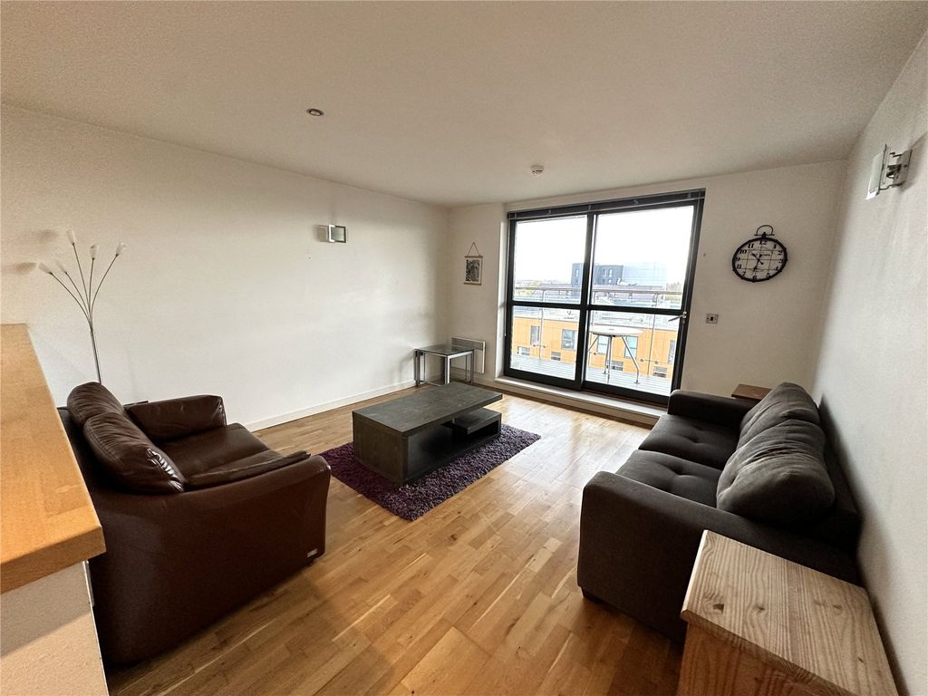Property photo 1 of 11 Living Room