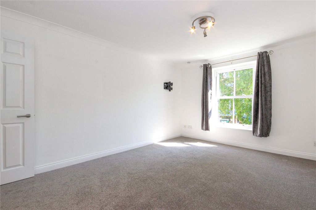 Property photo 3 of 16 Picture No. 10