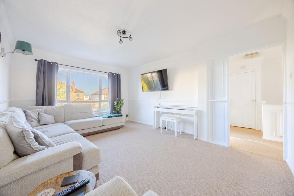 Property photo 2 of 20 Lounge