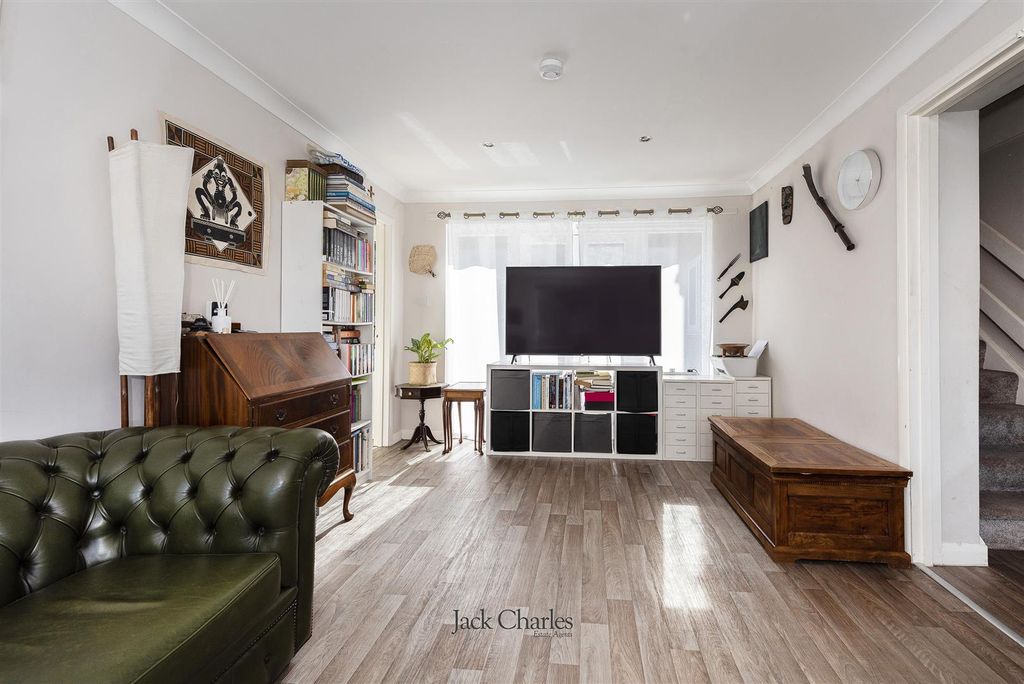 Property photo 3 of 15 7 Stanley Close, Tn12 0Ta 009.Jpg