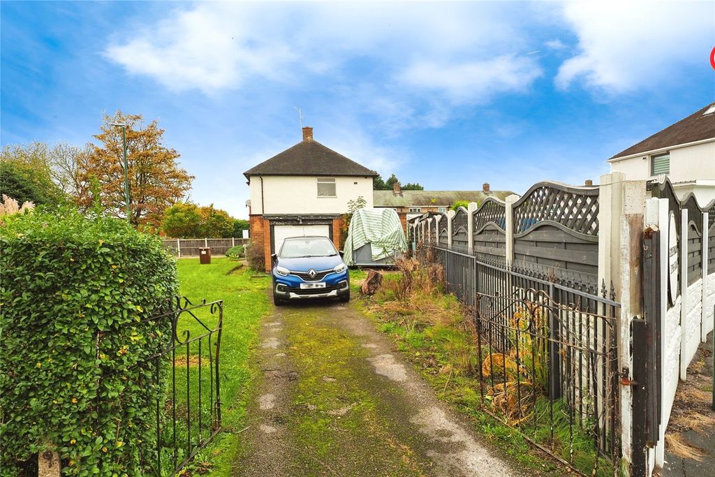 Property photo 3 of 17 Driveway