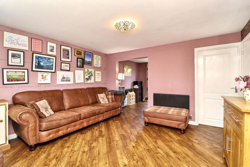 Property photo 2 of 25