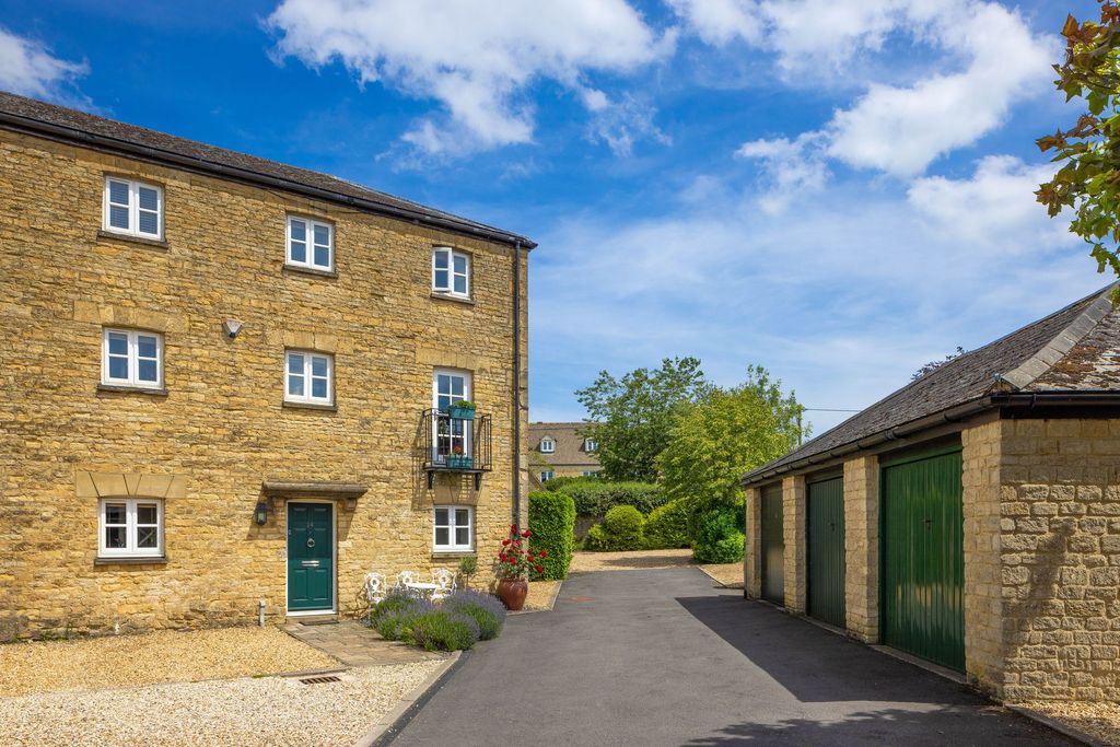3 bed end terrace house for saleCotshill Gardens, Chipping Norton OX7