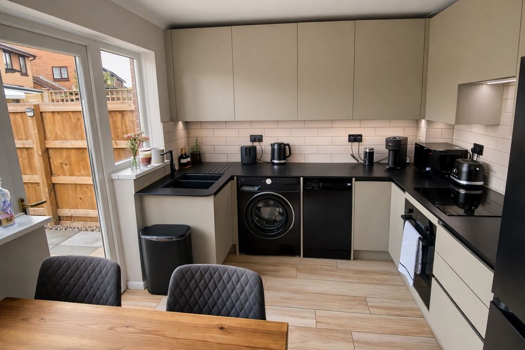 Property photo 3 of 7 Photo 4