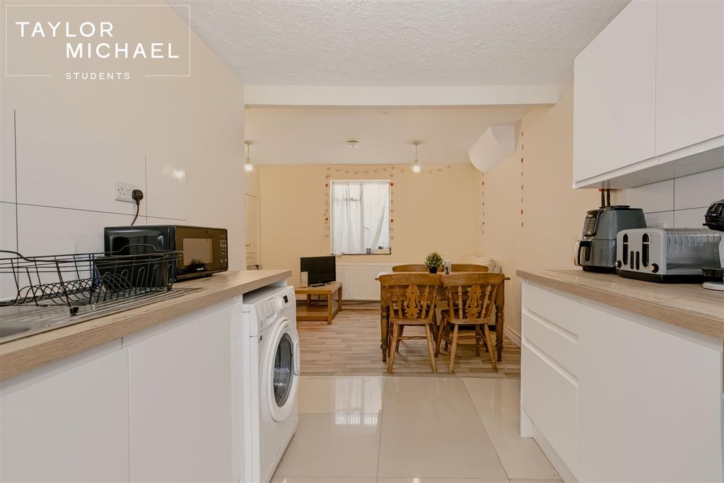 Property photo 3 of 19 Kitchen