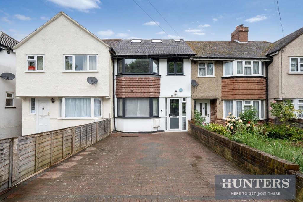 Property photo 1 of 17 Dorchester Road, 67-36.Jpg