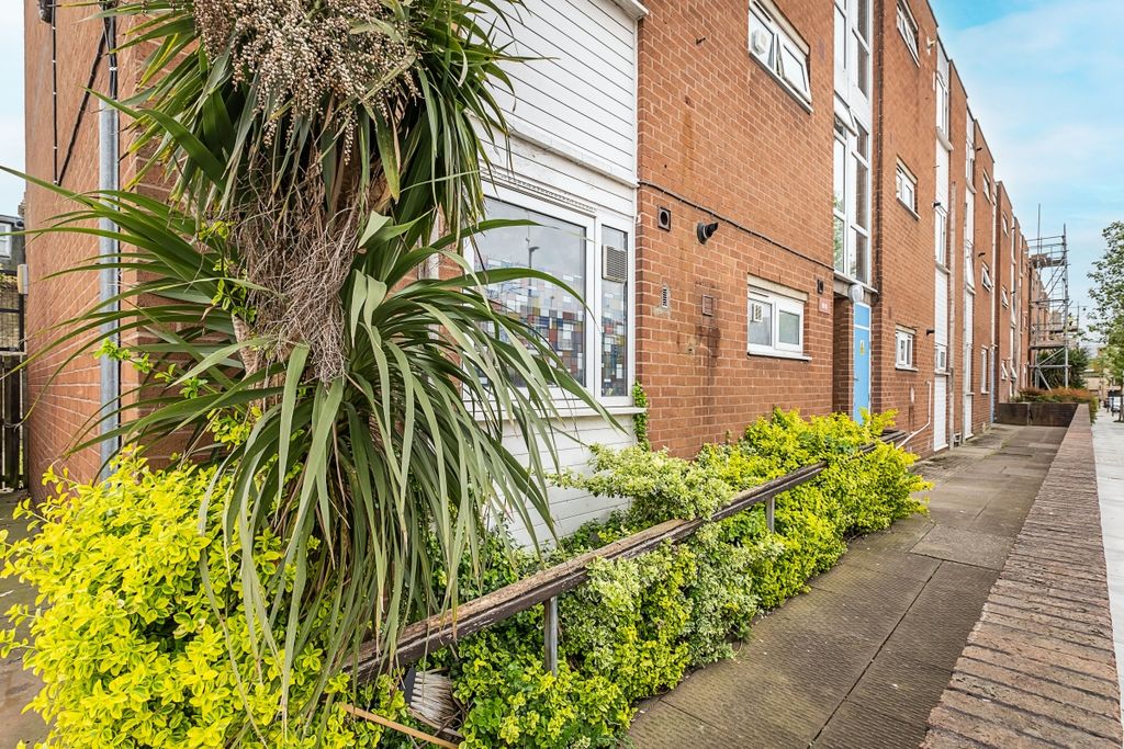 Property photo 2 of 13 28-Waverton-Road-013