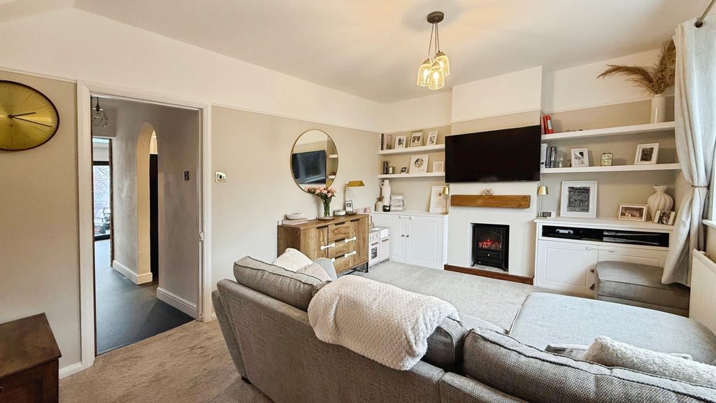 Property photo 3 of 17 Lounge