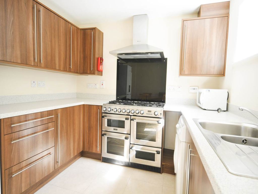 Property photo 2 of 5 Kitchen