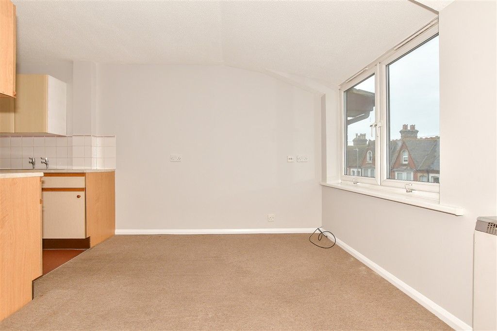 Property photo 3 of 9 Lounge