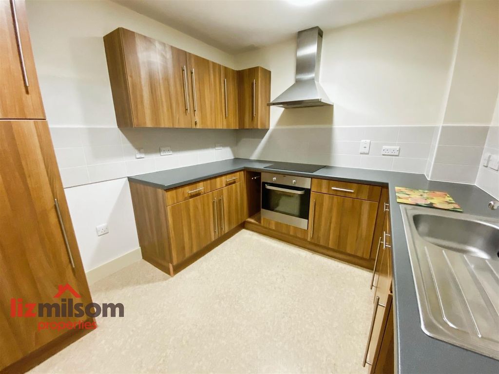 Property photo 2 of 11 Fitted Kitchen