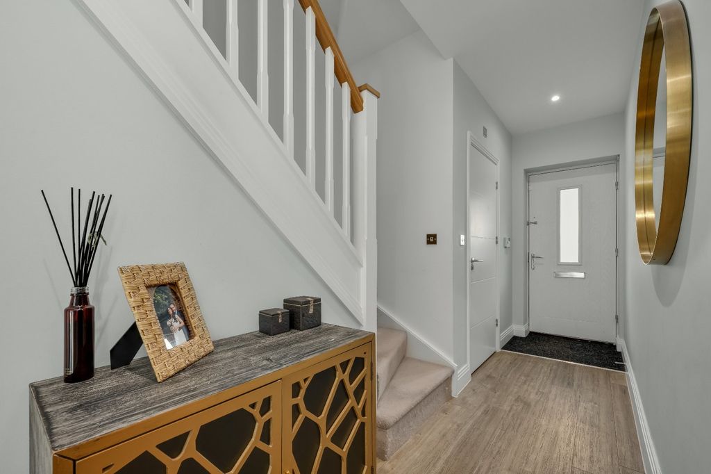 Property photo 3 of 19 Entrance Hall