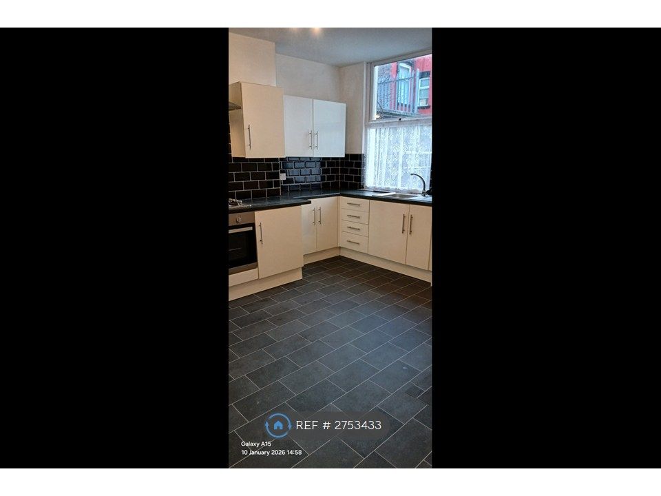 Property photo 3 of 15 White High Gloss Units