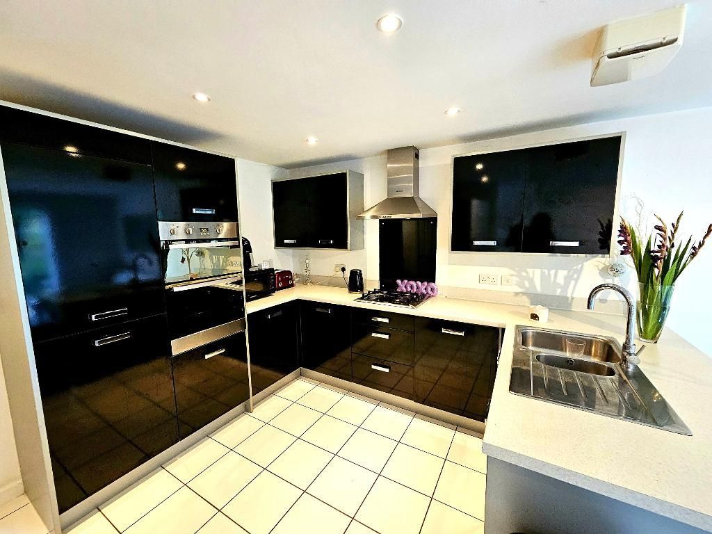 Property photo 3 of 14 Kitchen