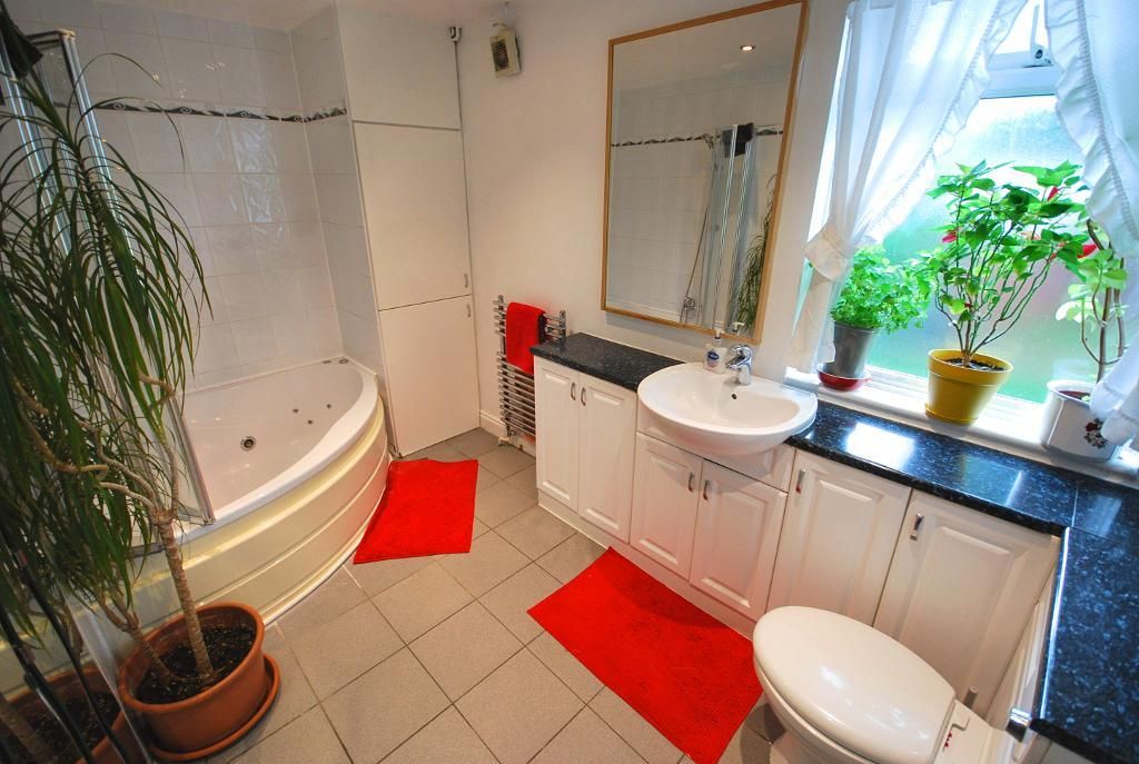 Property photo 2 of 16 Family Bathroom