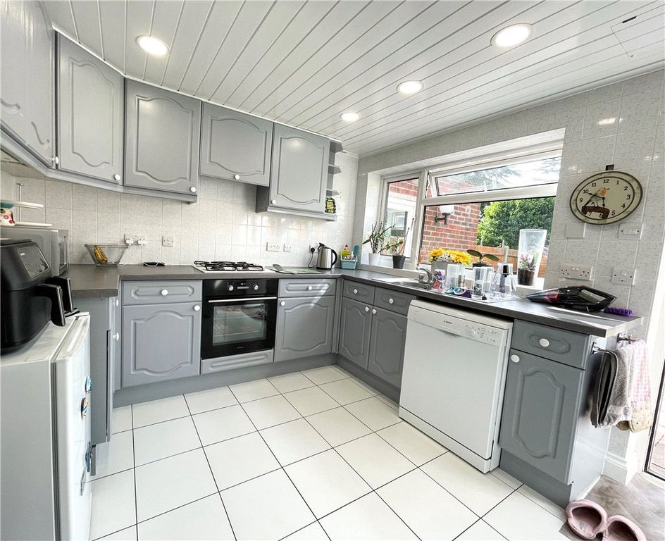 Property photo 2 of 10 Kitchen