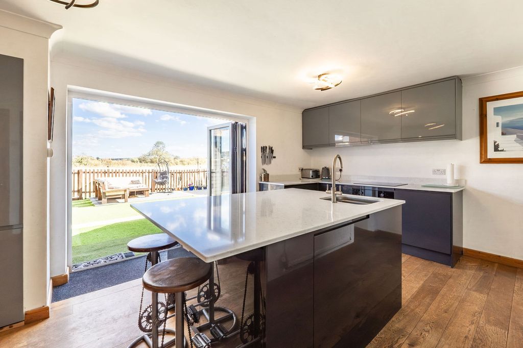 Property photo 3 of 53