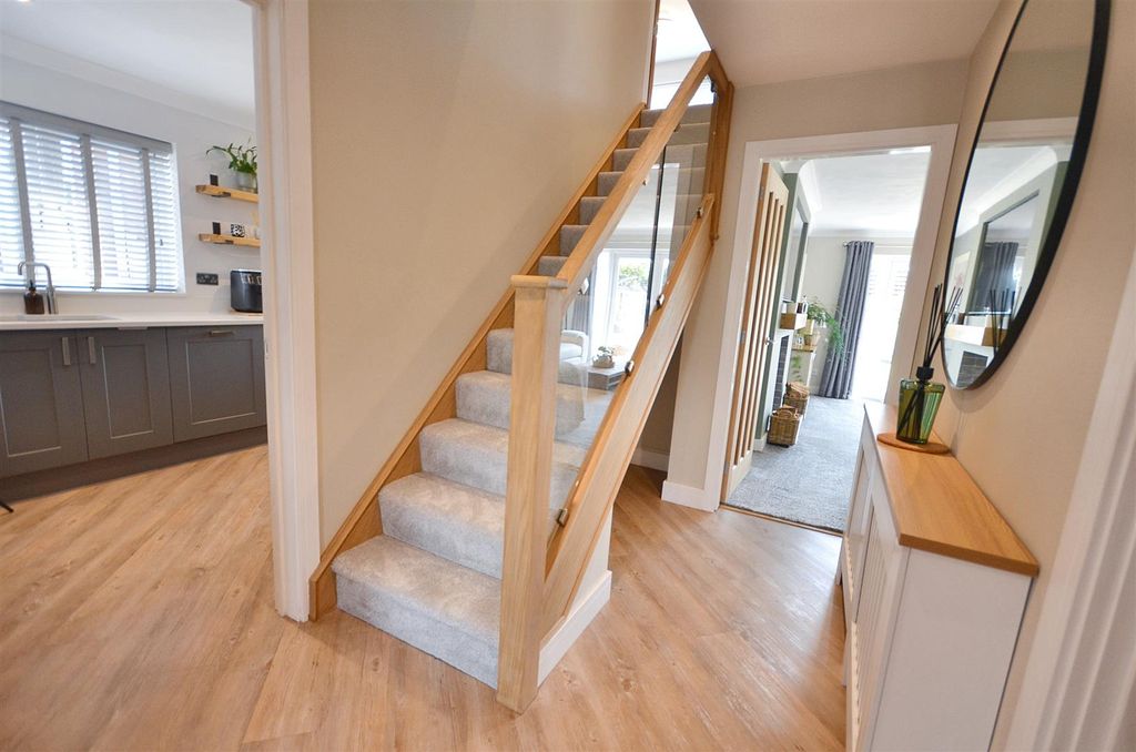 Property photo 2 of 24 Entrance Hall