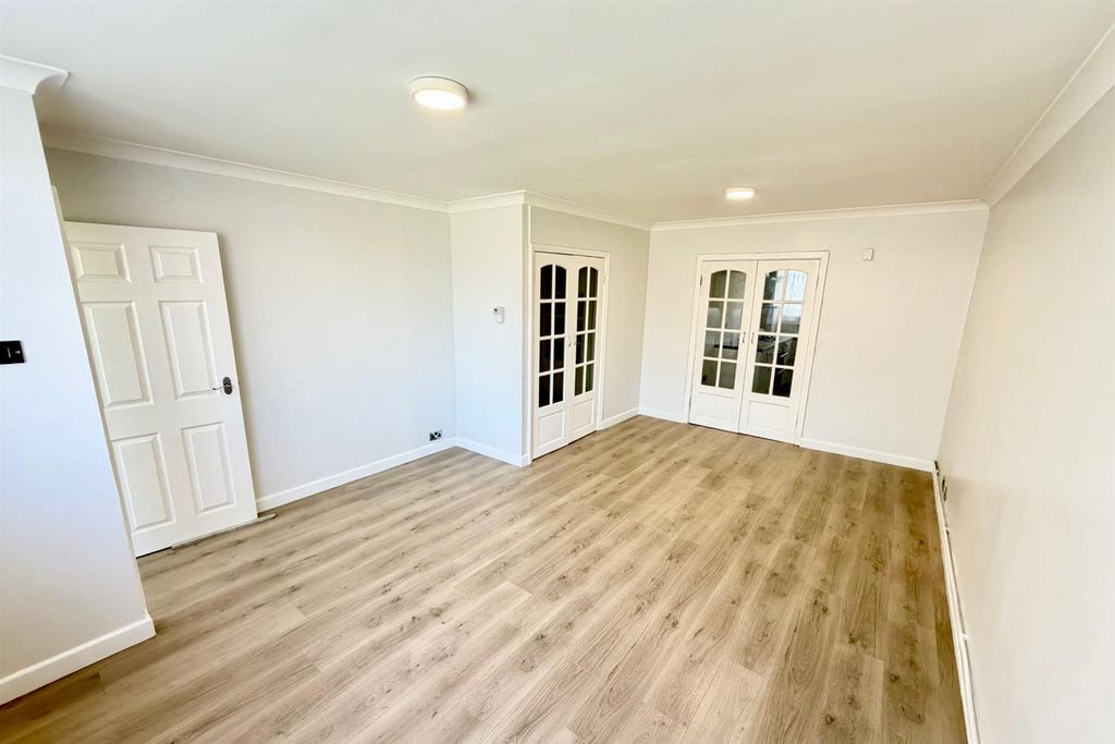 Property photo 2 of 8 Lounge.Jpeg