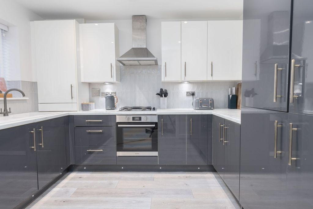 Property photo 2 of 25