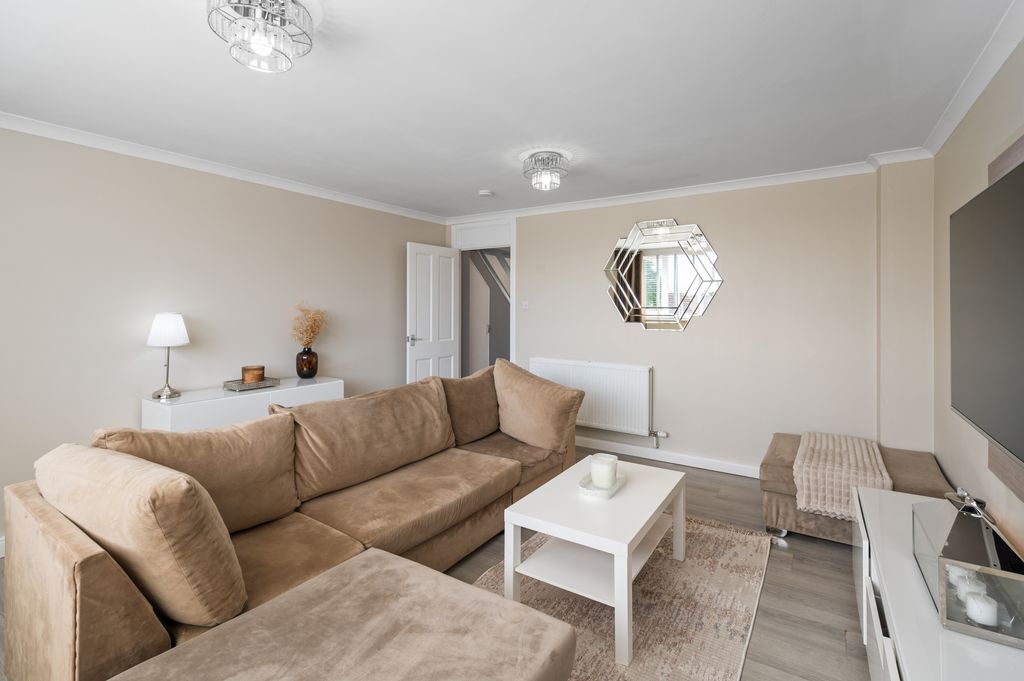 Property photo 3 of 15 8 Wyndford Place 09