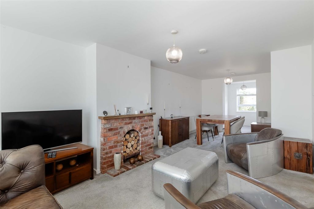 Property photo 2 of 16 Roedean Rd_15.Jpg