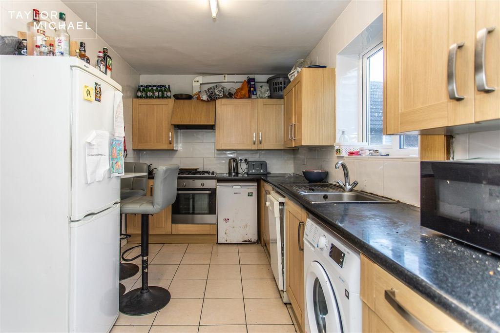 Property photo 2 of 11 Kitchen