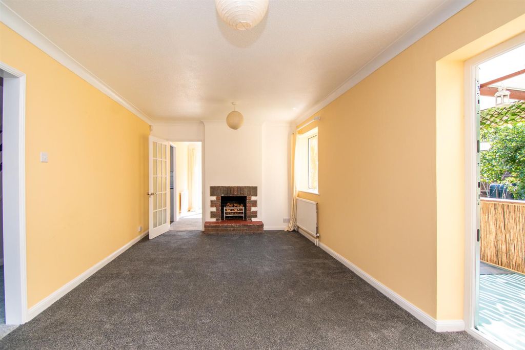 Property photo 3 of 22 Living Space