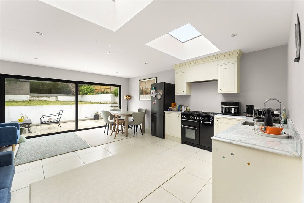 Property photo 2 of 9 Kitchen