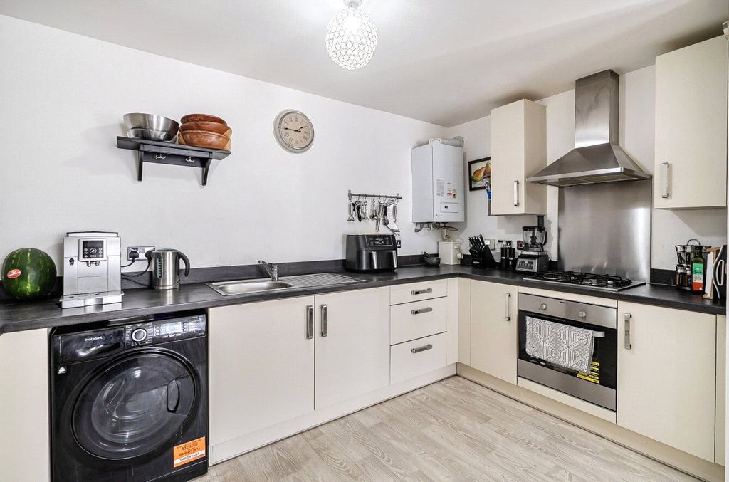 Property photo 3 of 12 Kitchen