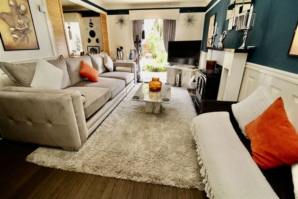 Property photo 2 of 31 Lounge