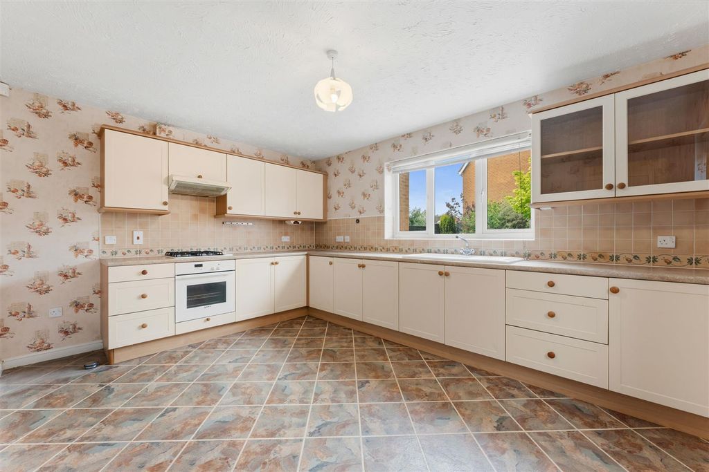 Property photo 3 of 30 Kitchen/Breakfast Room