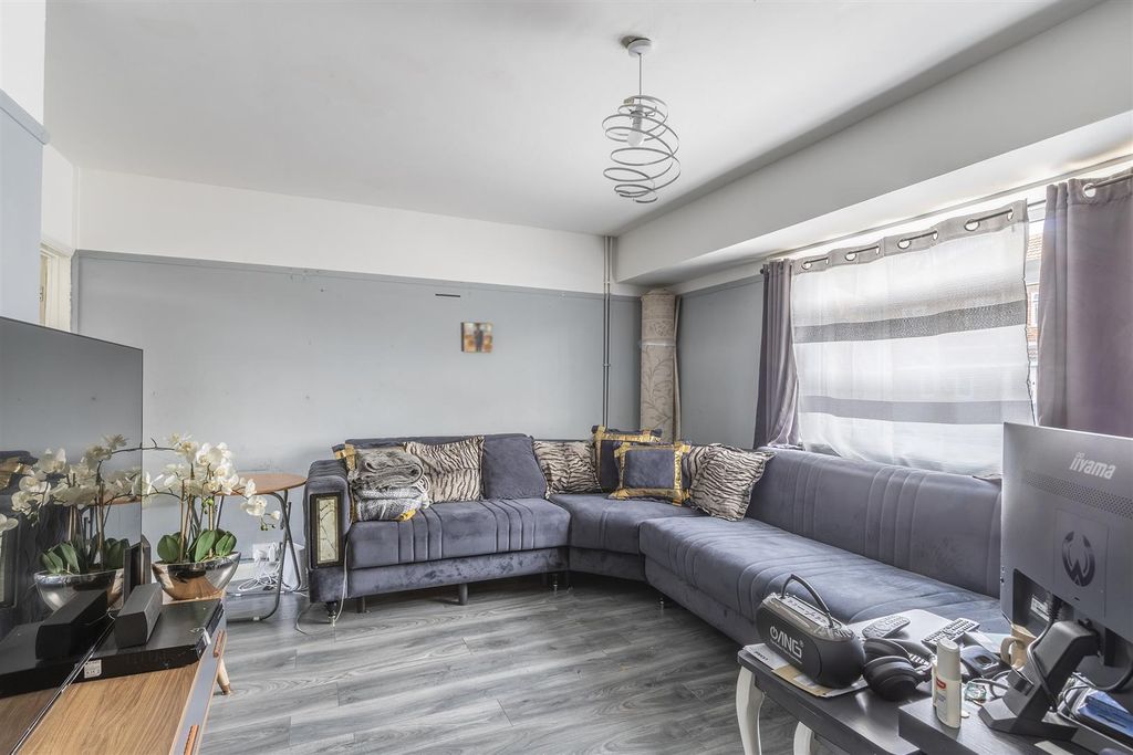 Property photo 1 of 17 Lounge/Diner