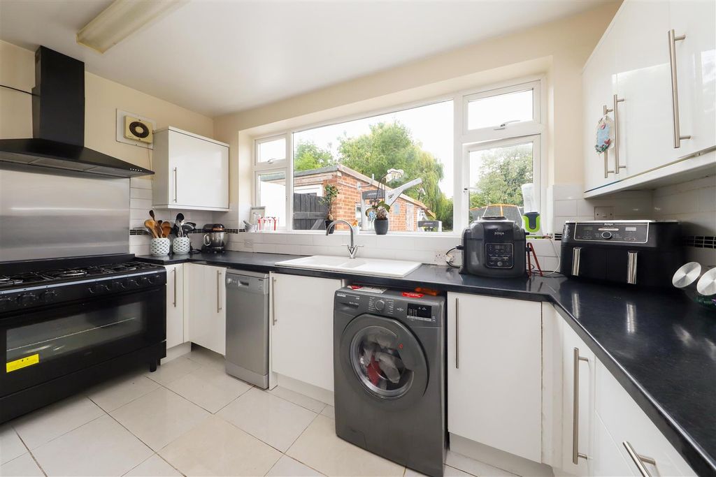 Property photo 2 of 14 Manor Way
