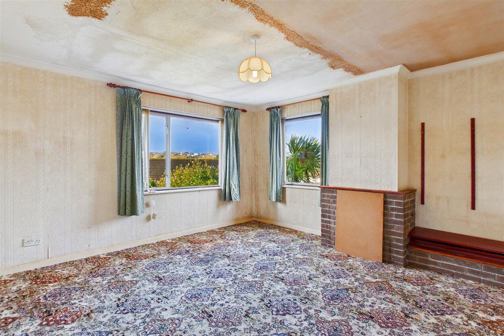 Property photo 2 of 11 Lounge