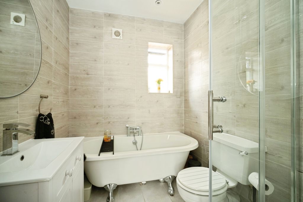 Property photo 3 of 20 Bathroom