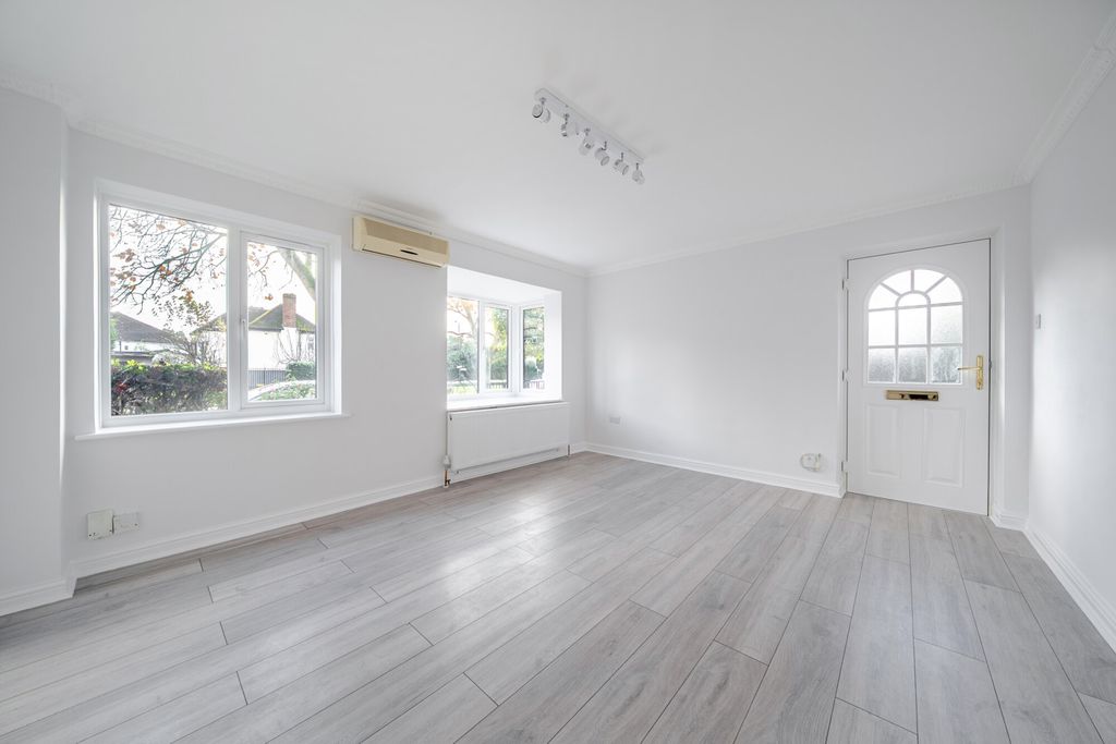 Property photo 2 of 11 1386051-5-6929991...