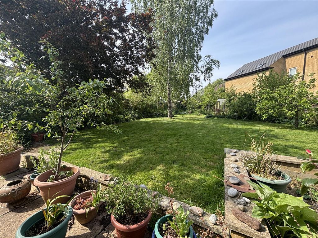 Property photo 2 of 22 7 Craven Common Garden.Jpg