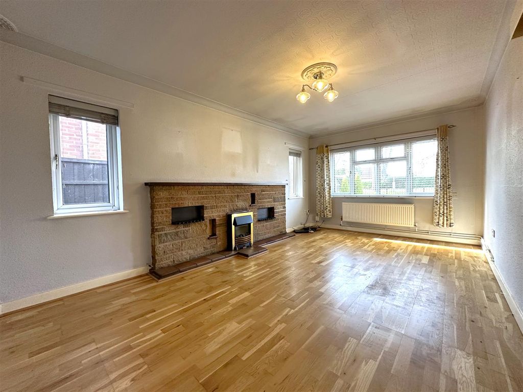 Property photo 2 of 16 Dual-Aspect Living Room 819