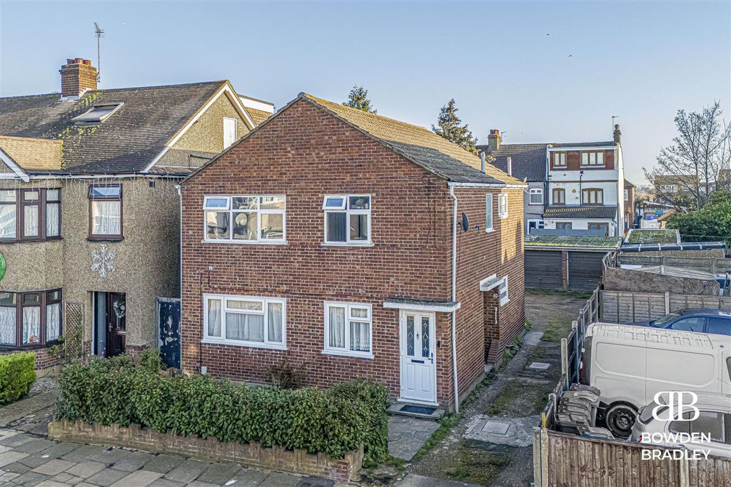 Property photo 2 of 11 Front