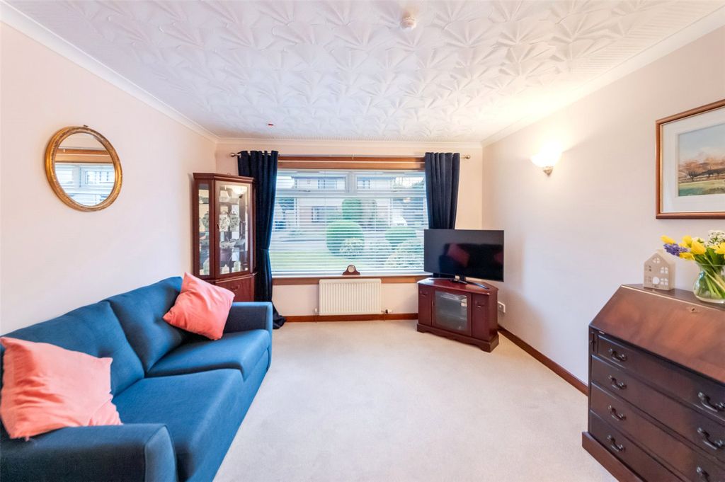 Property photo 3 of 19 Lounge