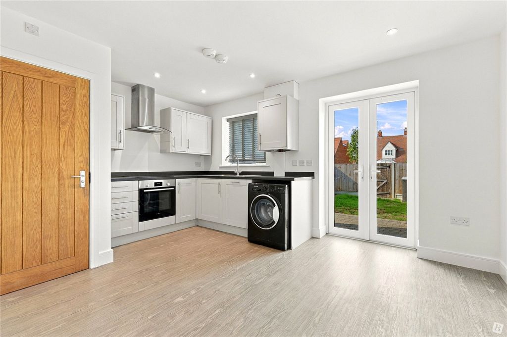 Property photo 3 of 10 Kitchen