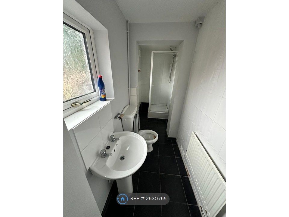 Property photo 3 of 9 Bathroom &amp; Toilet 1